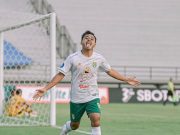 Samsul Arif Hattrick, Surabaya Full Senyum Cuk!
