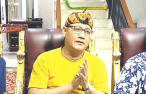 Edy Mulyadi Bawa Baju Ganti Saat Ke Bareskrim.