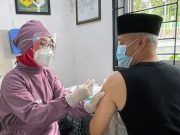 Lansia Penerima Sinovac dapat Booster Pfizer