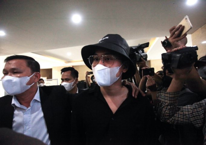 Saksi terlapor kasus aplikasi Binomo Indra Kesuma atau Indra Kenz (tengah) berjalan untuk menjalani pemeriksaan di Gedung Bareskrim Polri, Jakarta, Kamis (24/2/2022).