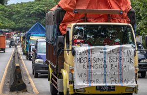 Demo Ratusan Driver Truk Blokade Jalan Di Berbagai Daerah