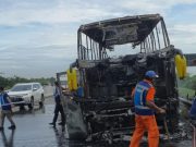 Bus Terbakar Habis di Tol Pandaan, 48 Penumpang Selamat