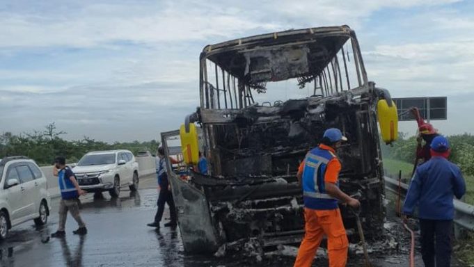 bus-terbakar-di-tol-pandaan-malang-1_169