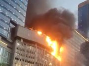 Tunjungan Plaza 5 kebakaran, Api besar berjatuhan dari atas
