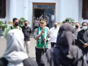 Kapolrestabes Salurkan Bantuan Ambulance Kepada Bonek..