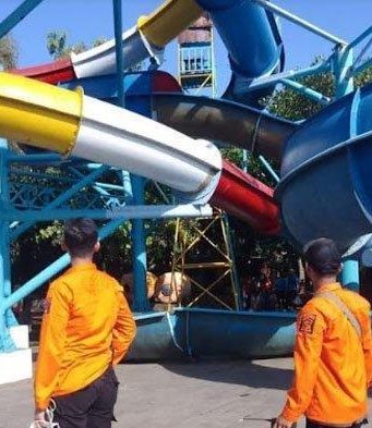 Seluncuran Kolam Renang Kenjeran Park Surabaya Ambrol