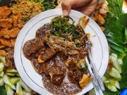 Rujak Cingur Khas Surabaya, Gini Resep Uenak Tambah Kikil