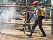 Gunakan Watercanon, Polres Blitar Kota Semprotkan Disinfektan di Pasar Dimoro