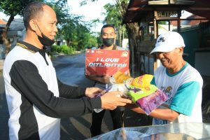Sambut HUT Bhayangkara ke 76, Ditlantas Polda Jatim Napak Tilas Serta Berbagi Sembako 2