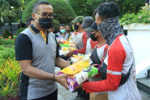 Sambut HUT Bhayangkara ke 76, Ditlantas Polda Jatim Napak Tilas Serta Berbagi Sembako 1