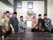 HUT Bhayangkara ke 76 Kabid Humas Polda Jatim Raih Penghargaan Dari Pesantren Al Quran Nurul Falah