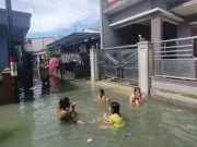 Banjir Rob Terjang Pemukiman Kalianak Timur Surabaya