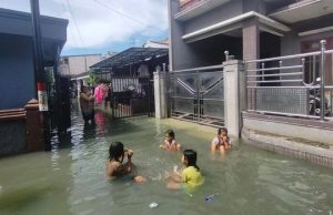 Banjir Rob Terjang Pemukiman Kalianak Timur Surabaya