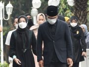 Tiba dilokasi pemakaman, Ridwan kamil bersama keluarga besar