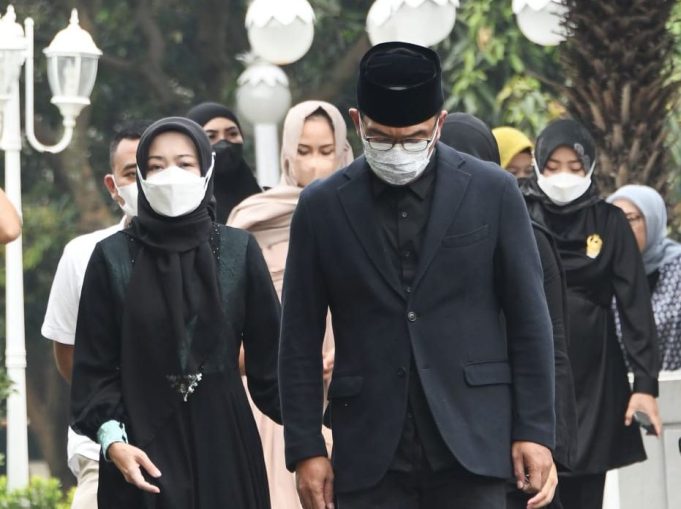 Ridwan Kamil dan Keluarga Besar Tiba di Pemakaman