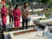 Hari Bhayangkara, Kapolda Jatim Ziarah Makam Pahlawan, Sempatkan Berdoa di Makam Sang Kakek