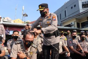 Hari Bhayangkara ke 76, Polres Pelabuhan Tanjung Perak 30 Anggota Mendapatkan Kenaikan Pangkat 1