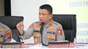 Di Pelukan Kapolda Metro Jaya Ferdy Sambo Menangis 1