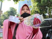 Warga Surabaya Tukar Uang Baru, Ukurannya Makin Kecil
