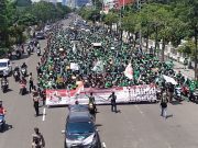Ribuan Ojol Demo di Berbagai Titik di Kota Surabaya!