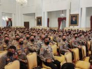 Soroti Kapolda Metro Jaya Gunakan Ponsel di Istana Negara