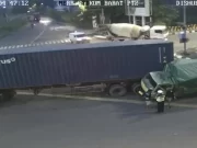Lalu Lintas Macet Total, Akibat Kecelakaan Truck Trailer di MERR!
