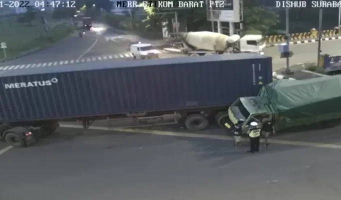 dua truck kecelakaan di merr