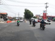 Proyek Pelebaran Jalan Raya Surabaya–Malang di Pertigaan Aloha Hampir Selesai!