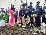 Beri Penghormatan Terakhir, Kapolda Jatim Pimpin Upacara Pemberangkatan Jenazah Alm Dansat Brimob