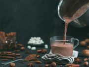 Manfaat Minum Coklat Panas di Malam Hari Saat Cuaca Hujan Seperti Ini!