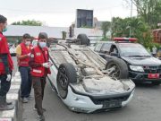 Subaru Terbalik Usai Tabrak Median Jalan Sulawesi Surabaya