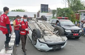 Subaru Terbalik Usai Tabrak Median Jalan Sulawesi Surabaya