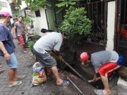 222 Kawasan Perkampungan Serempak Bersihkan Lingkungan Sekitar dalam Surabaya Bergerak