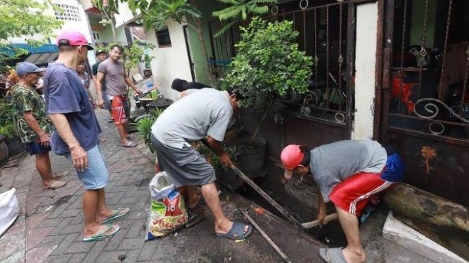 Warga sby Kerja Bakti