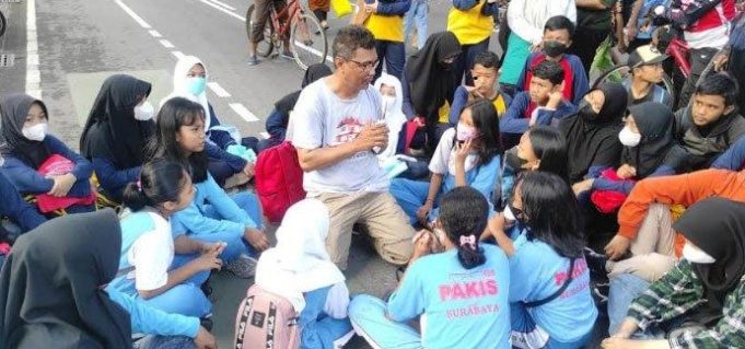 Komunitas-Nol-Sampah-kampanye-acara-Car-Free-Day-di-Jalan-Darmo-Surabaya