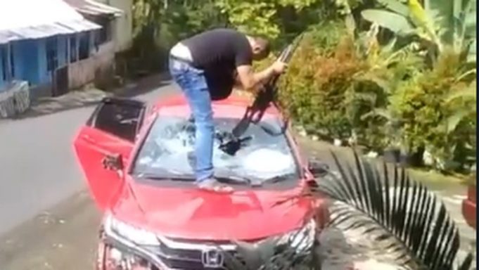 anggota-ditresnarkoba-polda-jateng-mengamuk-dan-merusak-kaca-mobil-honda-jazz-di-kendal_169