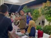 Warga Dukuh Pakis Surabaya Serahkan Stempel Tanda ‘Menyerah’ ke Pemkot