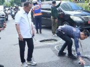 Wakil Wali Kota Armuji Tandai Jalan Berlubang di Kota Surabaya, Pengendara Diimbau Waspada