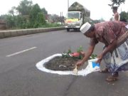 Roda Depan Terperosok Lubang, Pemotor asal Surabaya Jungkir Balik Terluka Parah
