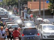 Jalan Rusak, Pengendara Keluhkan Kemacetan di Jalan Raya Lontar!