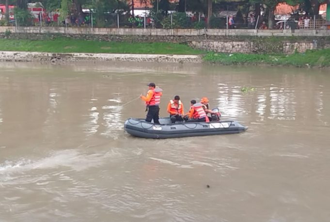 pencarian-anak-tenggelam-di-sungai-jagir-surabaya
