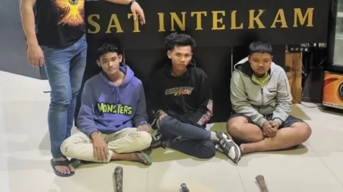 tiga-gangster-bawa-celurit-ditangkap-di-jalan-jagir-surabaya--thumbnail-881