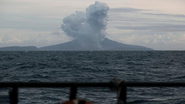 049781300_1546063096-20181225-Suasana-Evakuasi-Warga-Pulau-Sebuku-di-Perairan-Selat-Sunda-AP5