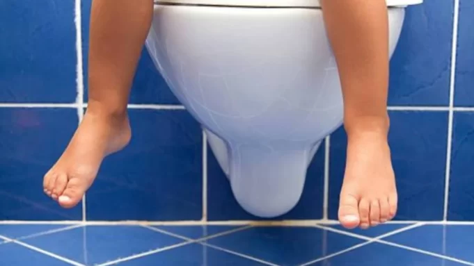 63479058330d3-ilustrasi-orang-tua-ajarkan-anak-toilet-training_1265_711