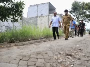 Cak Ji soroti jalan rusak di Surabaya karena truk material bangunan