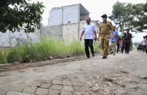 Cak Ji soroti jalan rusak di Surabaya karena truk material bangunan