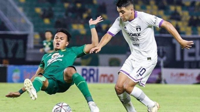 Koko-Ari-saat-mengawal-Ezequiel-Vidal-di-laga-Persebaya-vs-Persita-Tangerang