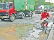 Membahayakan, Jalan Tambak Langon Surabaya Rusak Parah