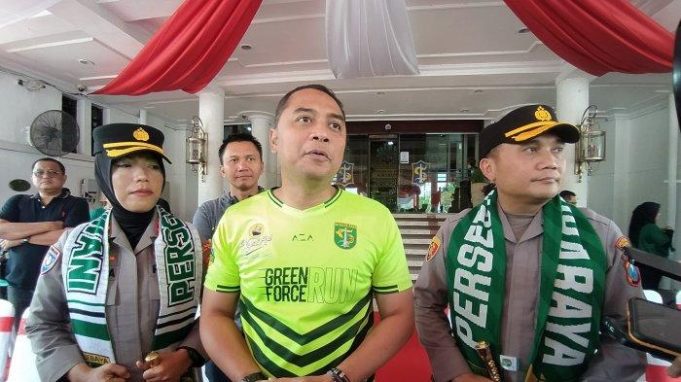 Wali-Kota-memberangkatkan-para-Bonek-bersama-Presiden-Persebaya-Kapolrestabes-Surabaya