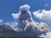 Gunung Merapi Erupsi Siang Ini! Luncurkan Awan Panas ke Kali Bebeng